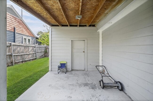 Building Photo - 2024 Des Jardines St