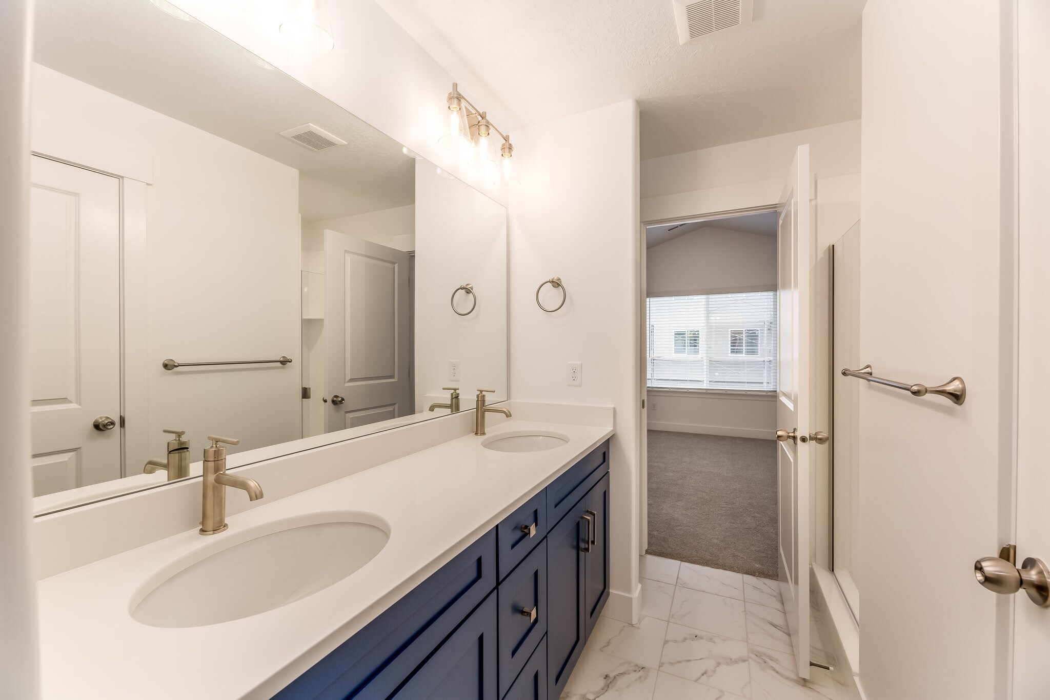 Building Photo - 13694 S Devers Dr