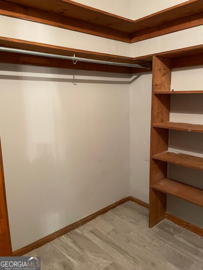 Building Photo - 211 N Woodvalley Dr