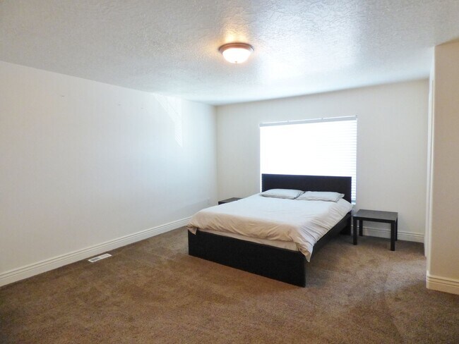 Building Photo - 3 Bd 3.5 Bath 2 Car Garage Townhome in Sandy