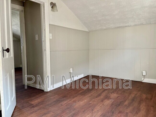 Building Photo - 212 W 9th St