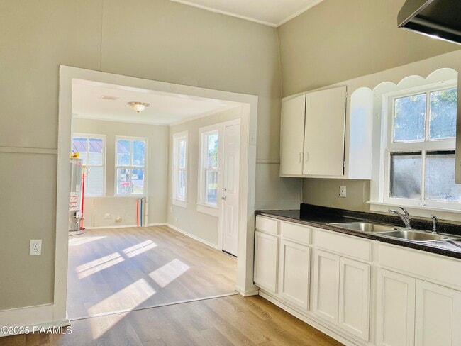 Building Photo - 137 S St Antoine St