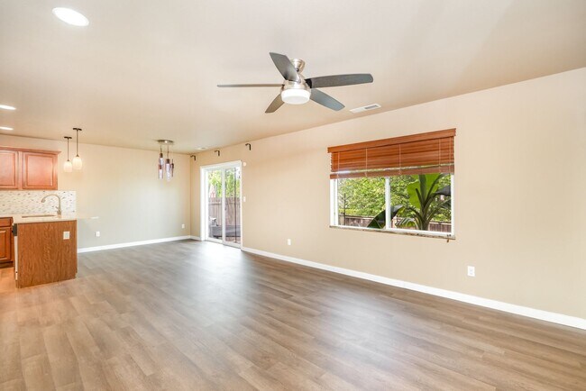 Building Photo - 3 Bed 2.5 bath Home available in desirable...