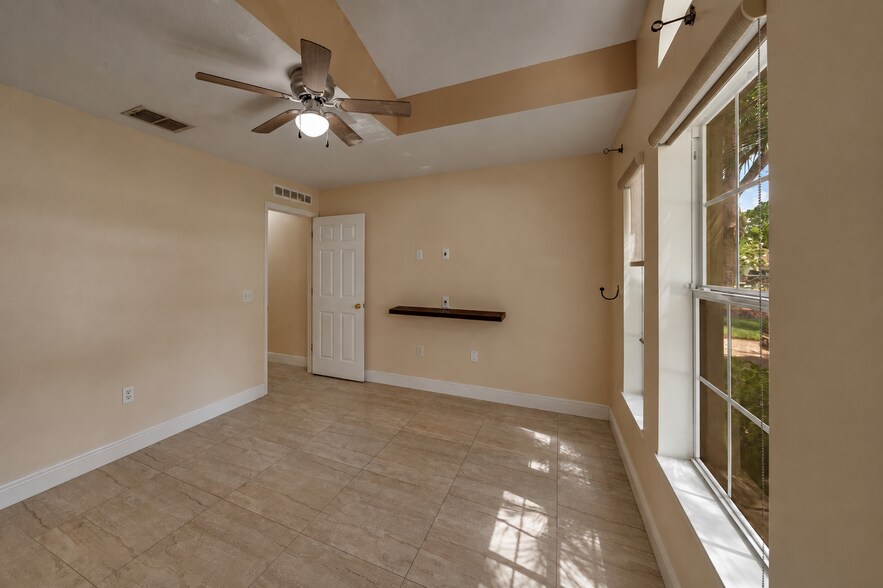 Building Photo - 537 Mason Dr
