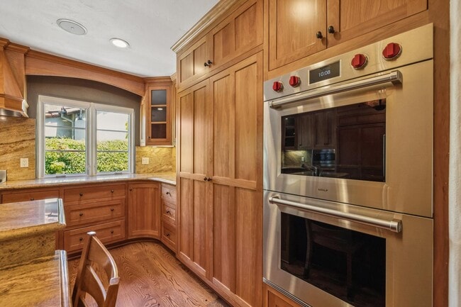 Building Photo - Mediterranean Beauty in Crescent Park – 5B...