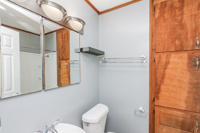 Building Photo - Lovely 3 Bedroom Bungalow in Pearl!