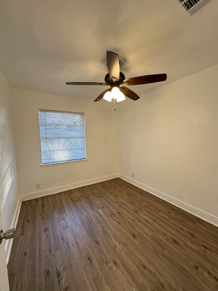 Building Photo - 7206 Glen Haven Dr