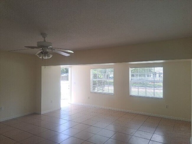 Building Photo - ANNUAL RENTAL 2/1  Available now!