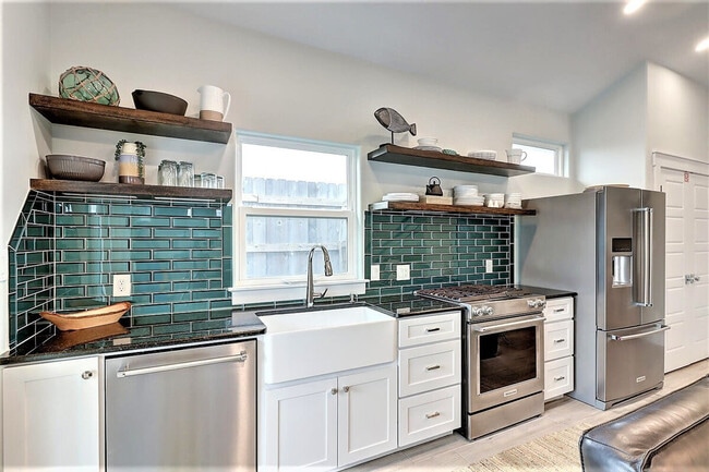 Building Photo - 224 E Oaks Ave