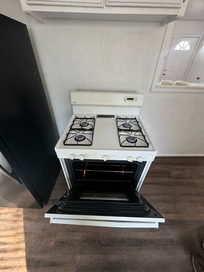 Building Photo - NEWLY REMOLDED 2 BED HOME LOCATED OFF OF GRAND Ready for move in!!!