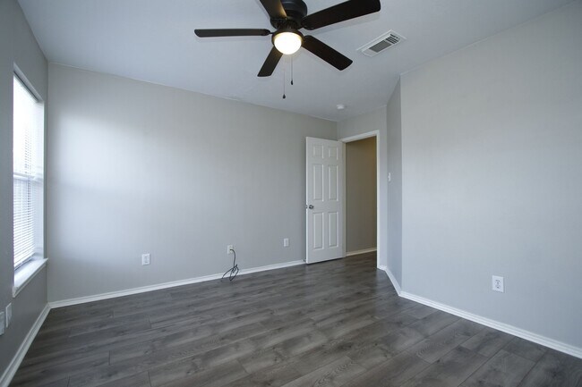 Building Photo - 18926 Piney Way Dr