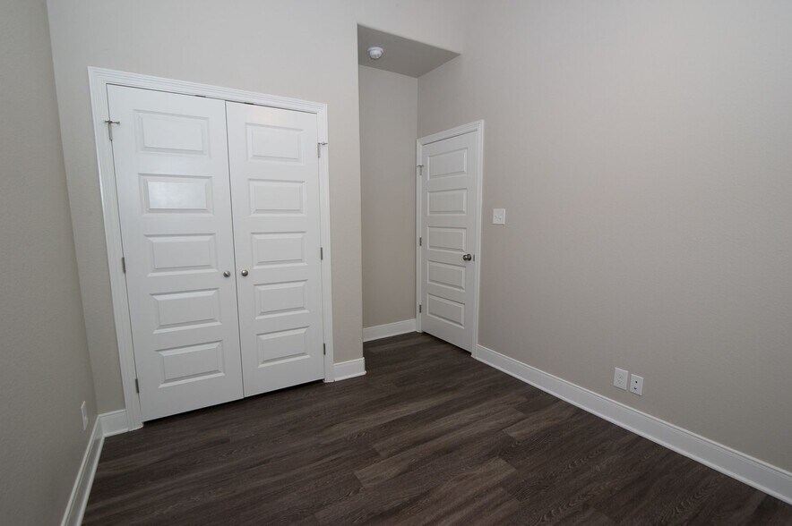 Building Photo - ADORABLE 2/1 APARTMENT CLOSE TO CAMPUS!