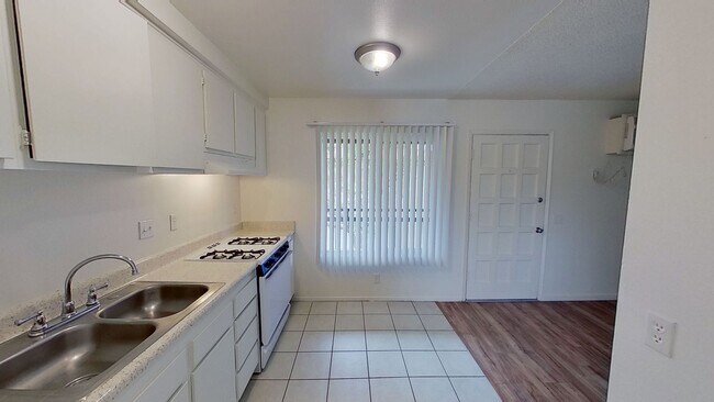 Building Photo - 583 N Tustin Ave