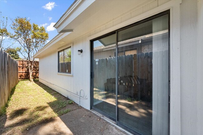 Building Photo - Affordable South Fort Worth Half Duplex