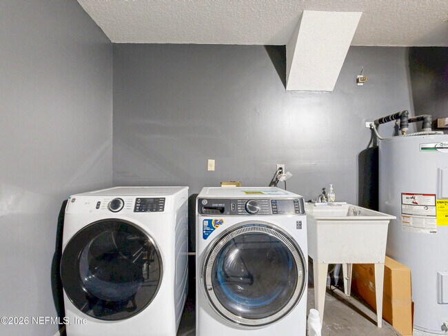 Building Photo - 2084 Frogmore Dr