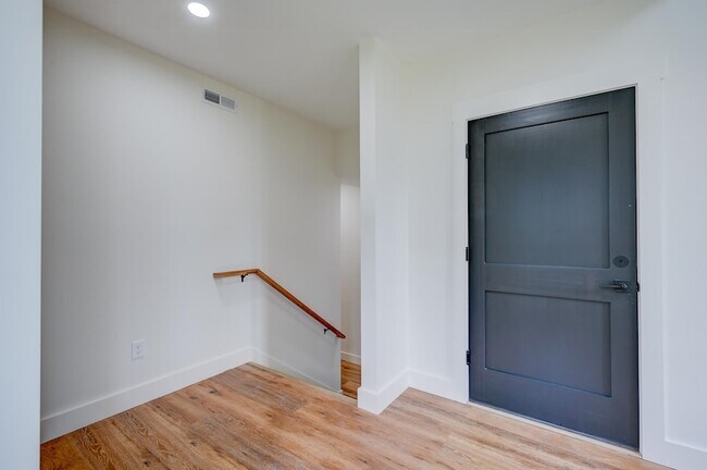 Building Photo - 19 Hidden Glade Dr