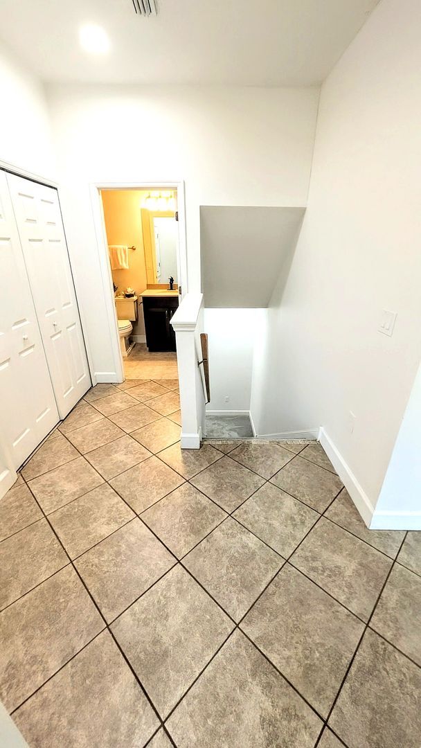 Building Photo - Annual UNFURNISHED 3-bed 2-bath condo in Stonehaven