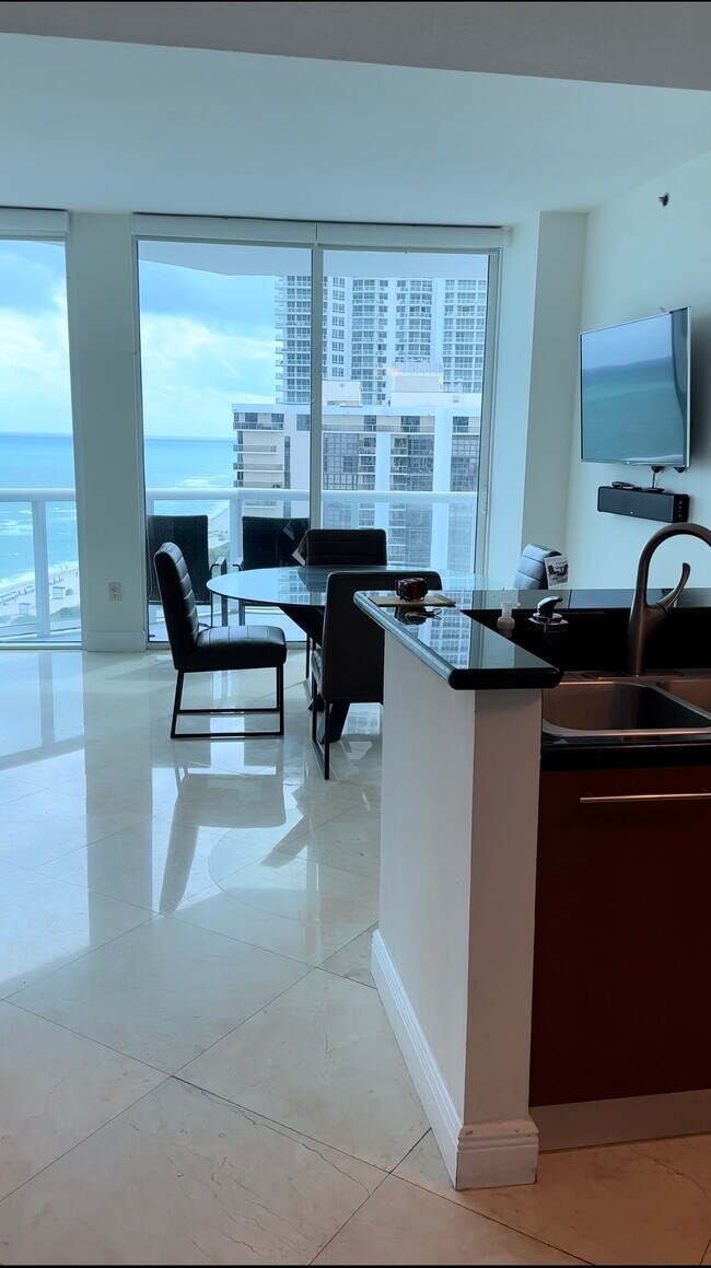 Building Photo - 6515 Collins Ave