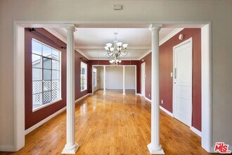 Building Photo - 1323 N Olive Dr