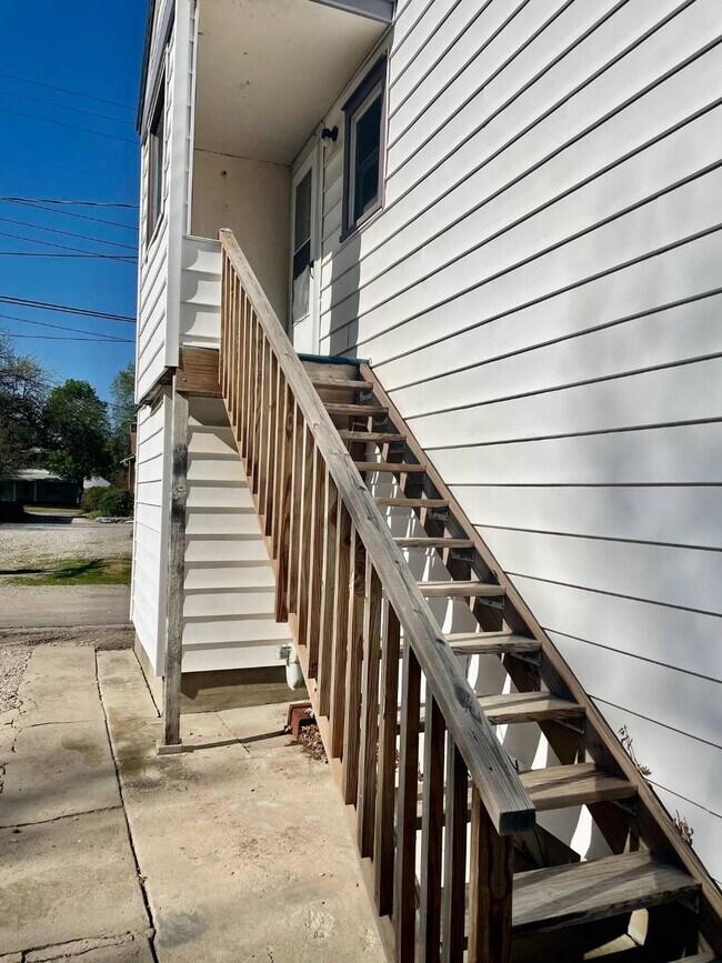 Building Photo - 527 E 6th