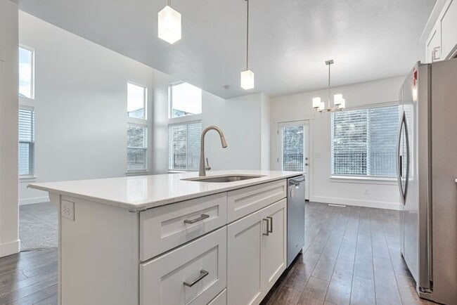 Building Photo - ROW END TOWNHOUSE W 2 CAR GARAGE + AMENITIES