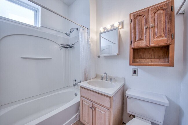 Building Photo - 354 Ophelia St