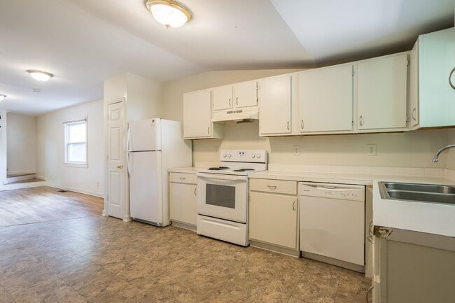 Building Photo - 5 Bedroom, 3 Full Bath Home in Durham
