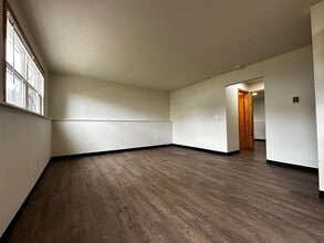 Building Photo - Regal Landing ||