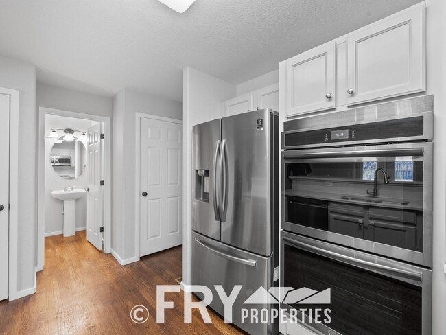 Building Photo - Great Townhome Near the Foothills