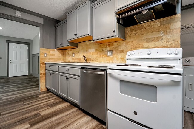 Building Photo - 10 Carol Ct