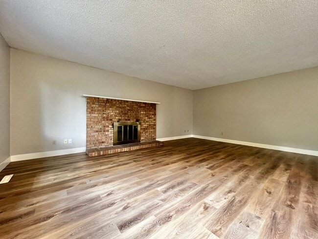 Building Photo - 3 Bedroom 2 Bathroom Ranch Style Home!