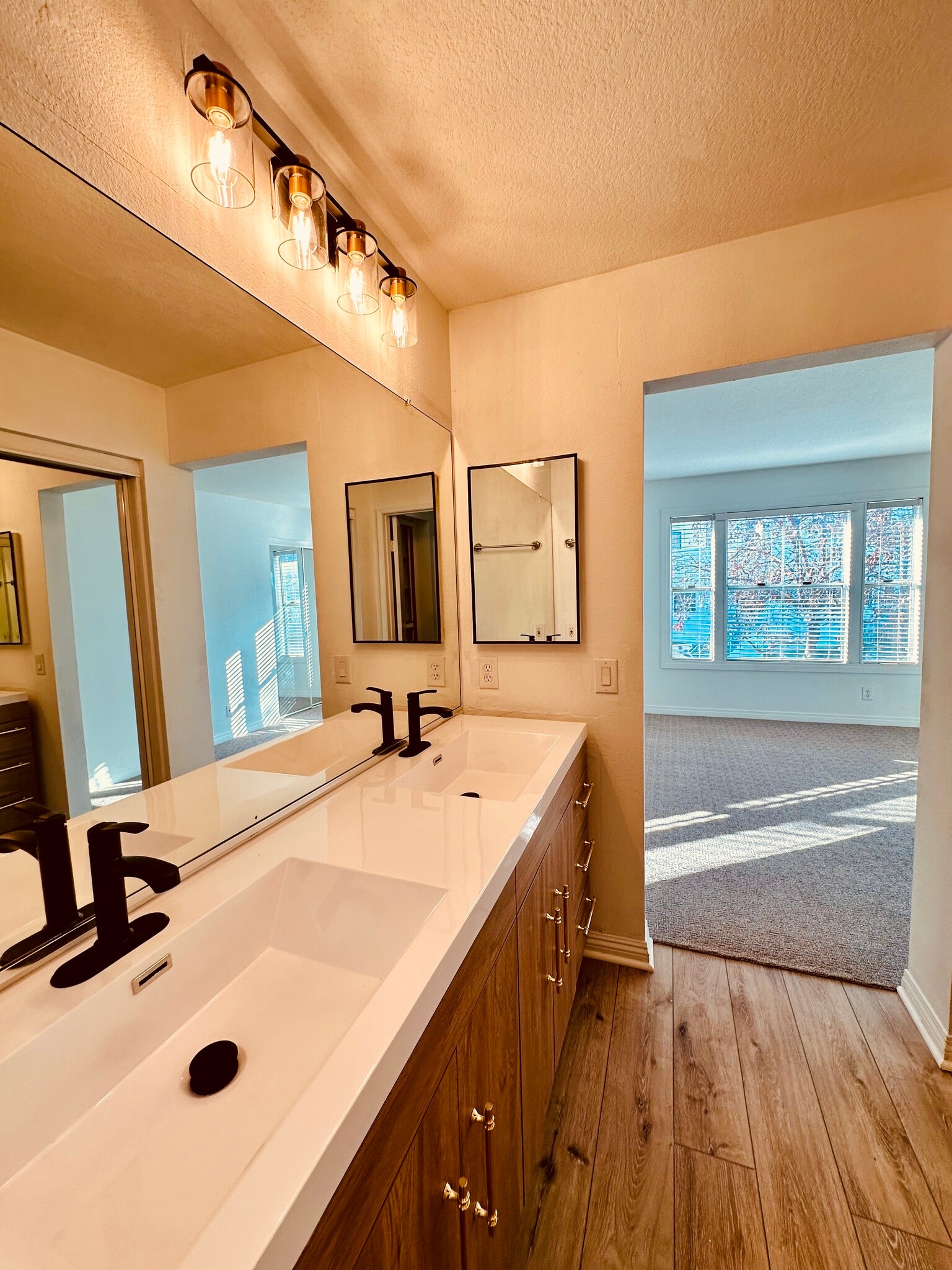 Building Photo - 10 Abrigo