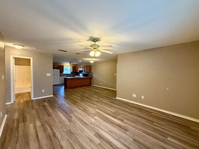Building Photo - 2 Bedroom, 2 Bathroom Duplex!