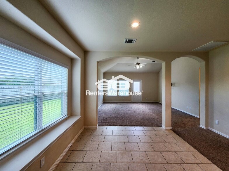 Building Photo - 2119 Del Mar Dr