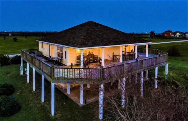 Primary Photo - 909 Rancho Caribe Dr