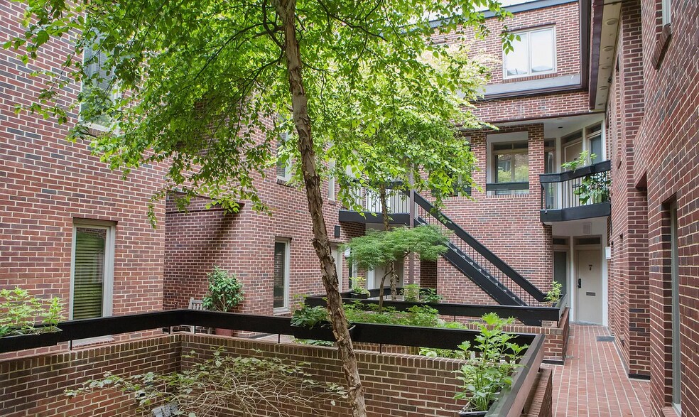 Courtyard 1 - 1625 Q St NW