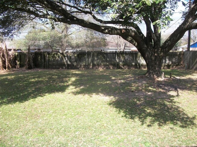 Building Photo - 1011 Stoneleigh Ct