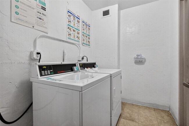 Building Photo - 401 Golden Isles Dr