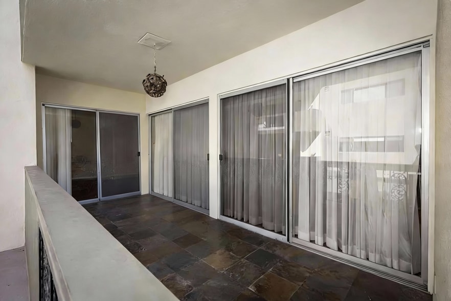 Balcony - 11970 Montana Ave