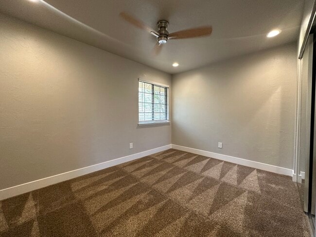 Building Photo - Beautifully Updated Condo in Citrus Heights!