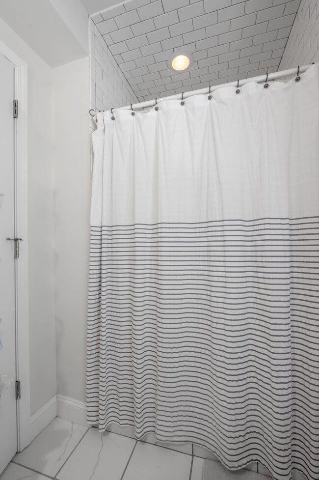 Building Photo - 508 W 2nd St