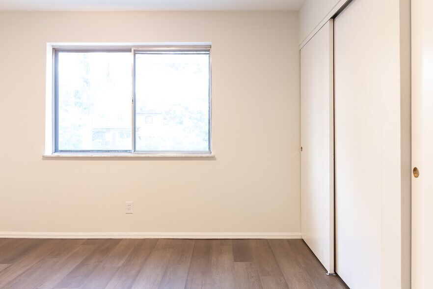 Building Photo - 7951 Royal Arms Ct