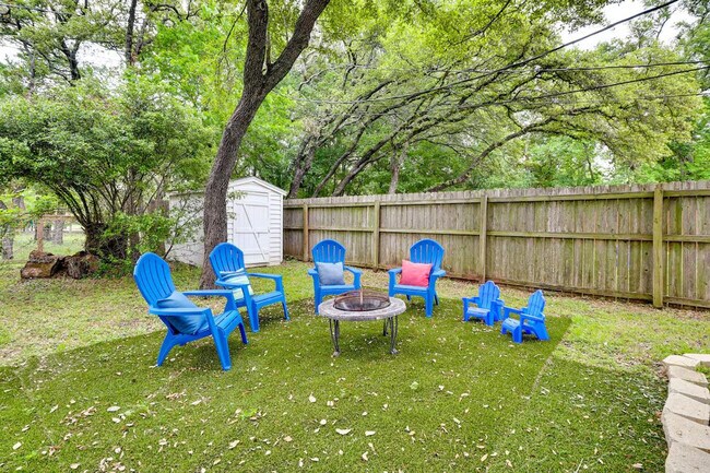 Building Photo - 1208 E 3rd St