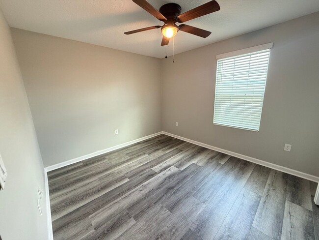 Building Photo - 3/2 Haines City Home with new floors