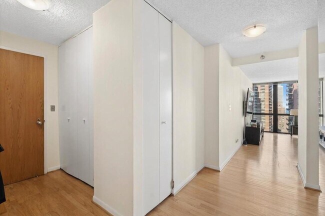 Building Photo - 1122 N Clark St