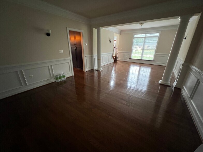 Building Photo - 7102 Oriole Ave