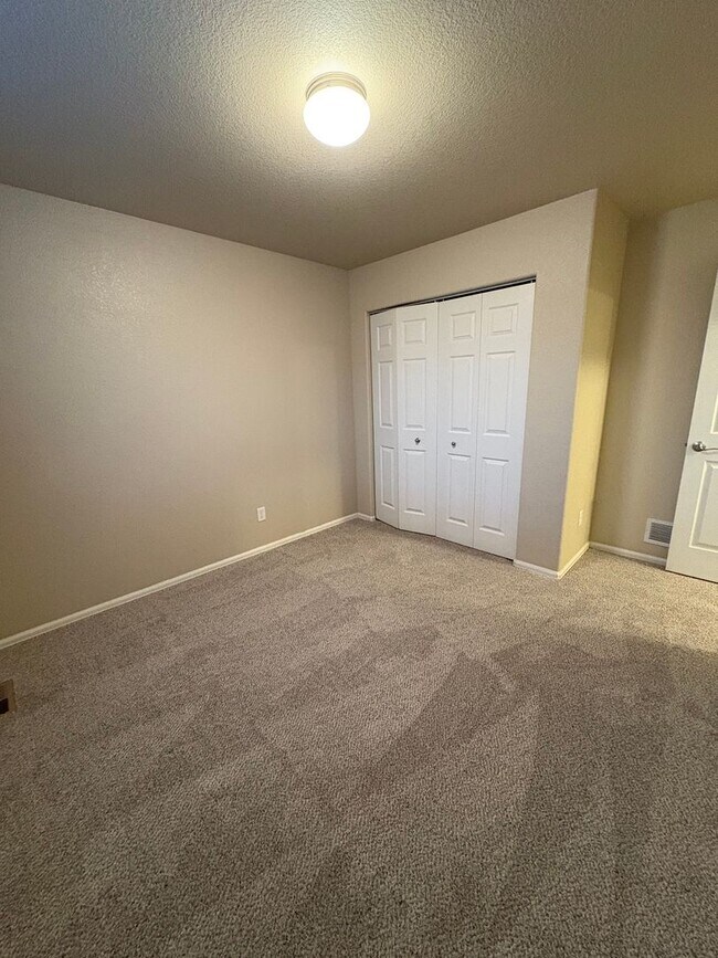 Building Photo - Lovely 3 bedroom/3 car tandem garage home in Lorson Ranch