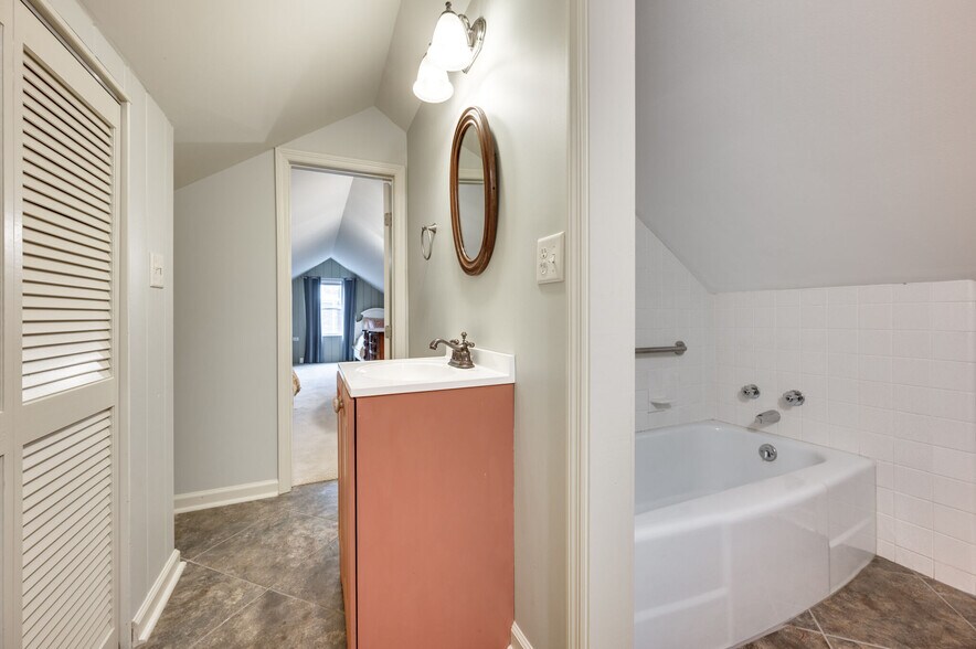 upstairs bathroom - 4206 Farrar Ave