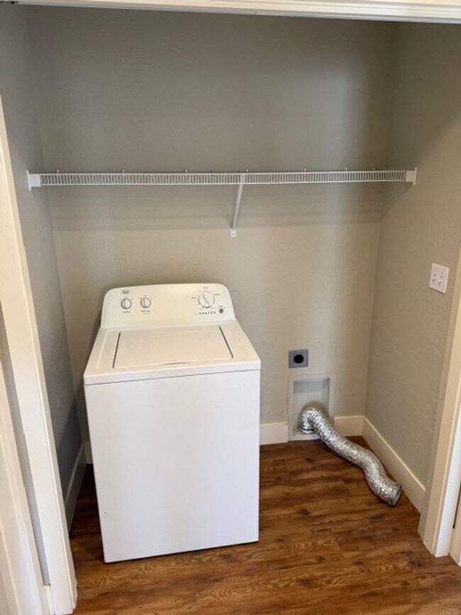 Building Photo - 5 bed/ 4 Bath Townhome in Cheney