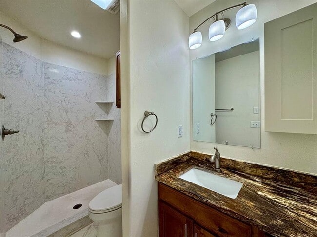 Building Photo - 308 N Lockeport Dr